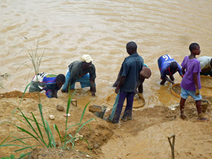 Diamond miners in Kono